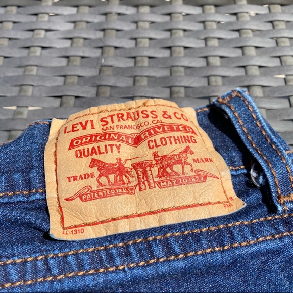 2/$20 🔵Dark Wash Levi Cutoff Shorts - Picture 3 of 6